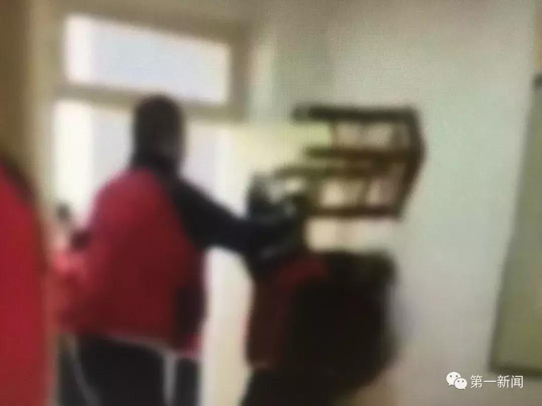 抡板凳打架,抡凳子砸东西斗殴