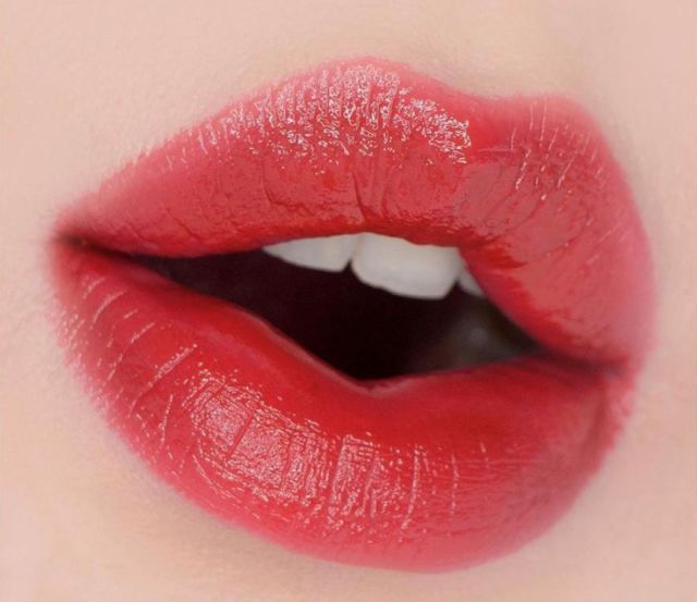 雅诗兰黛口红对比ysl,雅诗兰黛气场全开的口红