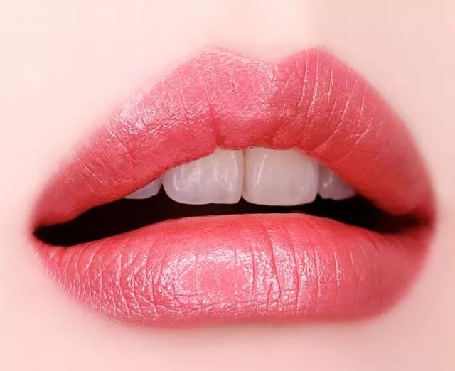 雅诗兰黛口红对比ysl,雅诗兰黛气场全开的口红