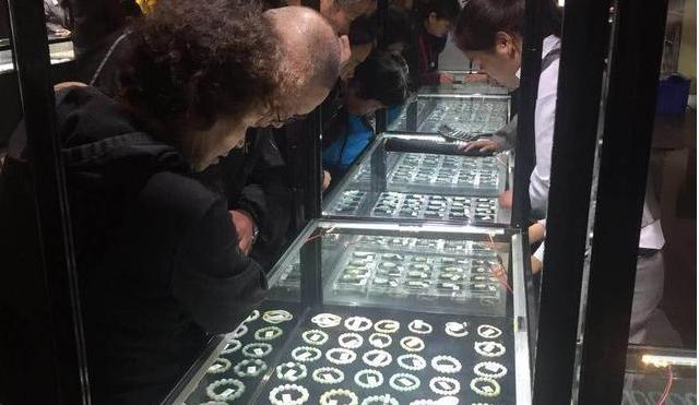 购买和田玉哪个平台最好,和田玉含其他矿物成分值得购买吗