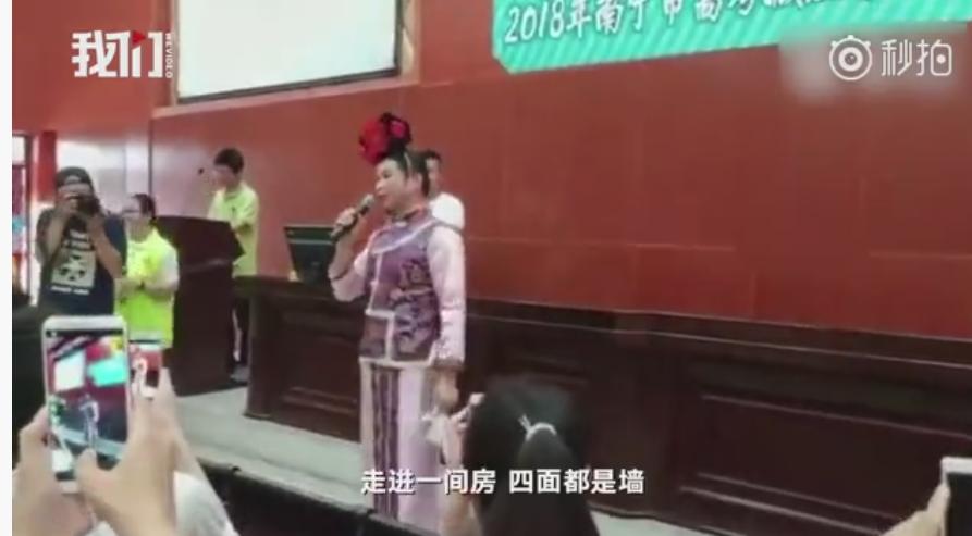 男子科二考试打电话给教练,男子学车碰到教练