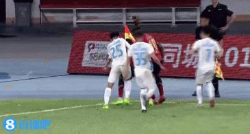 中甲乱象!深足外援惨遭“断腿式”犯规,球迷:禁赛15场!