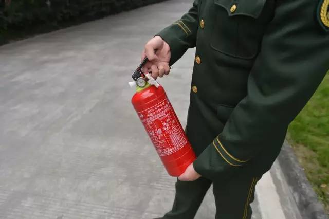 消防灭火器使用培训,公司消防演练使用灭火器