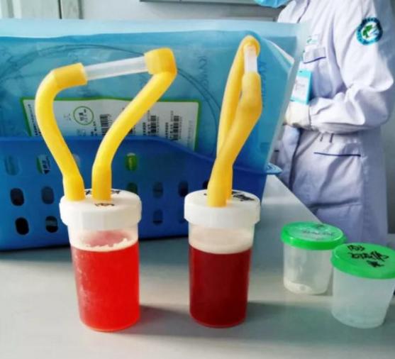 男子给车加油,小伙子给车加汽油