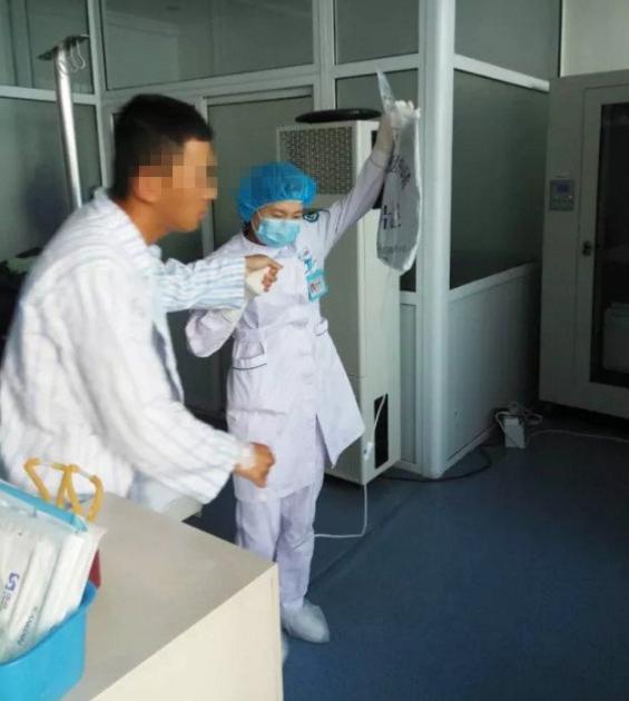 男子给车加油,小伙子给车加汽油