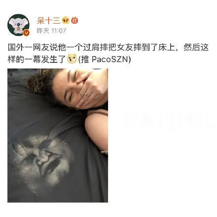外国一网友,把女友摔到了床上,接下来的一幕尴尬了