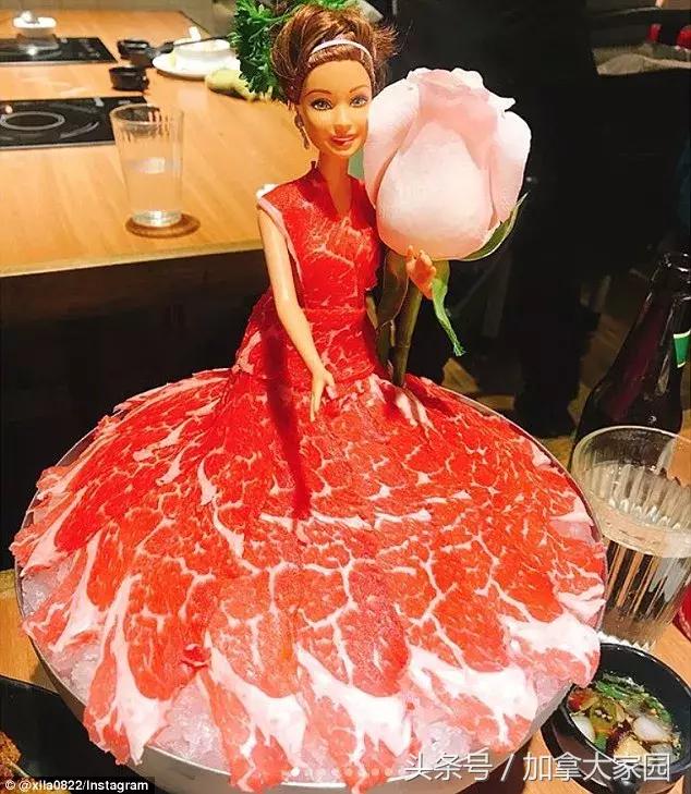 火了！温哥华餐厅用牛肉给芭比娃娃做裙子，这火锅你敢吃吗？