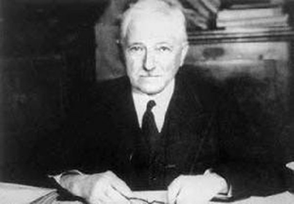 足球“胜利女神”，躲得过希特勒、躲不过神偷，遭偷2次人间消失