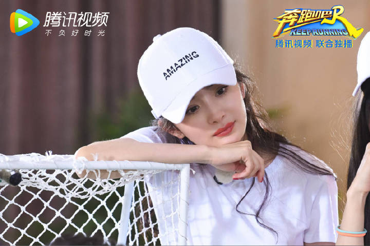 杨幂上跑男,杨幂录制节目踢足球