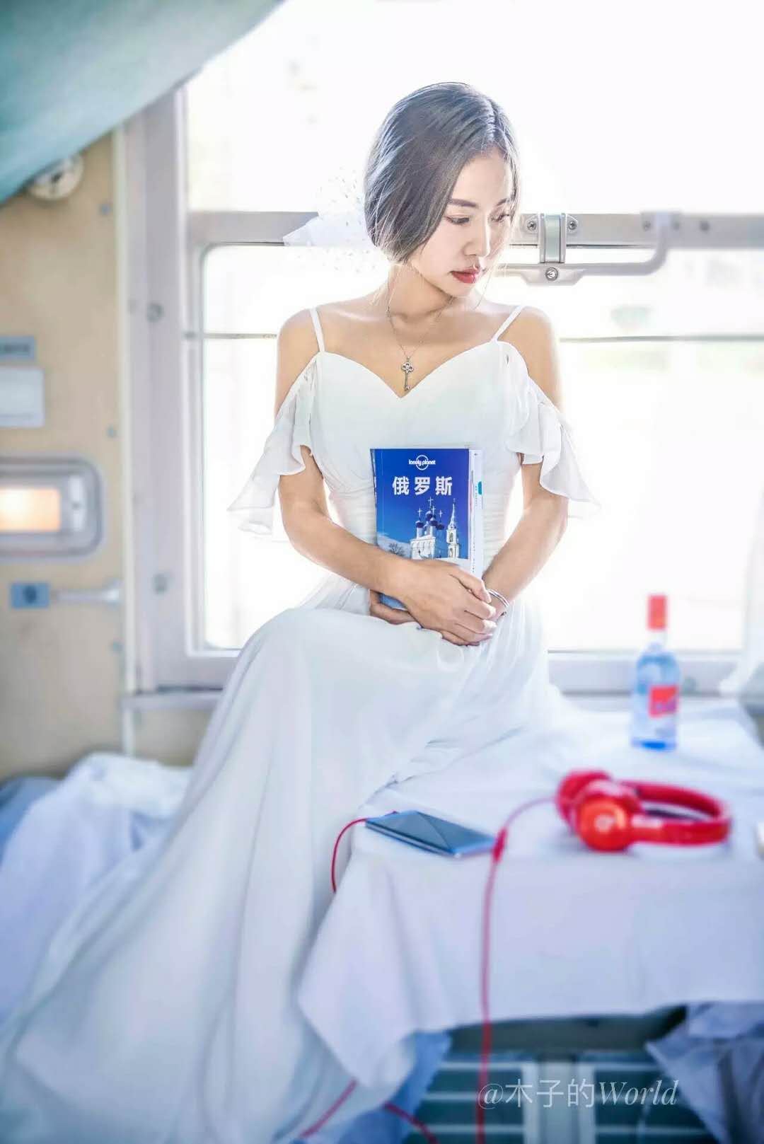 她在127小时的K3火车上拍婚纱照,看了三个国家的风景