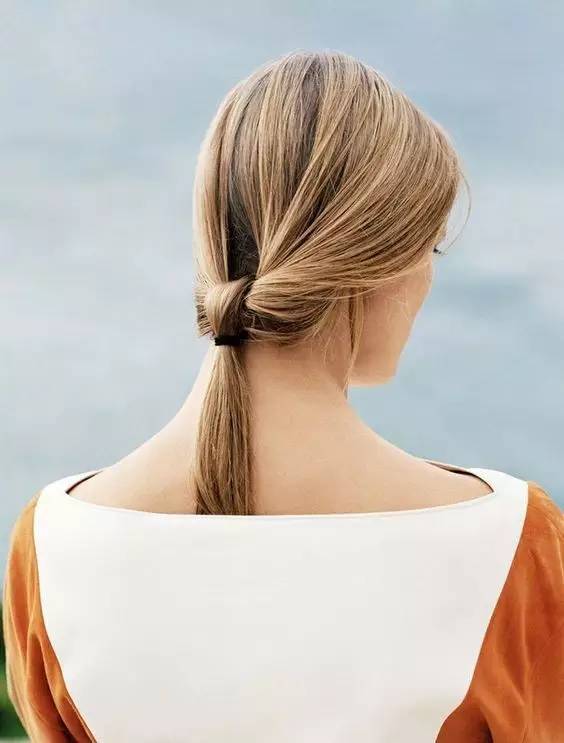 只要两步就能学会的扎发,今夏中性发型女生怎么扎