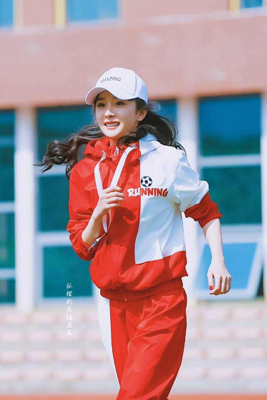 杨幂上跑男出场歌曲的名字,杨幂上跑男游戏黑洞