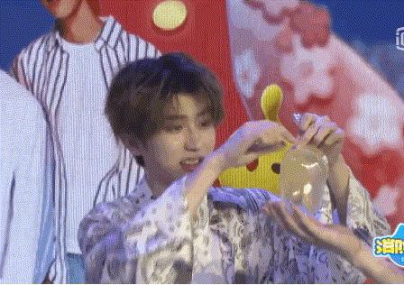 蔡徐坤林彦俊百变穿搭,蔡徐坤采访说林彦俊鞋子