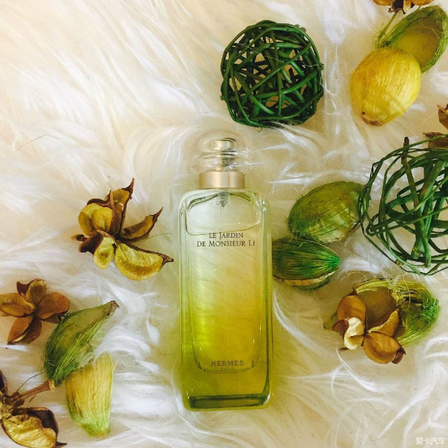 这个夏天，买什么香水才配得上掏空钱包置办的小美裙