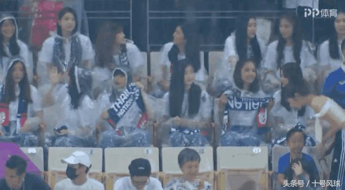 国足对阵泰国女球迷,国足泰国观众席