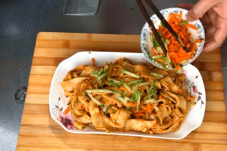 凉皮制作揭秘,凉皮的制作方法不易断裂