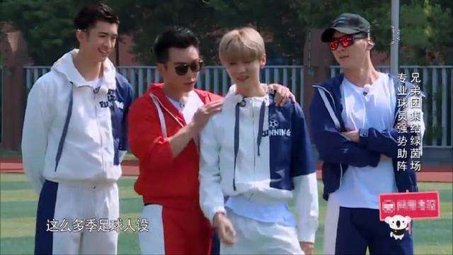 鹿晗邓超踢球,鹿晗踢球大力抽射