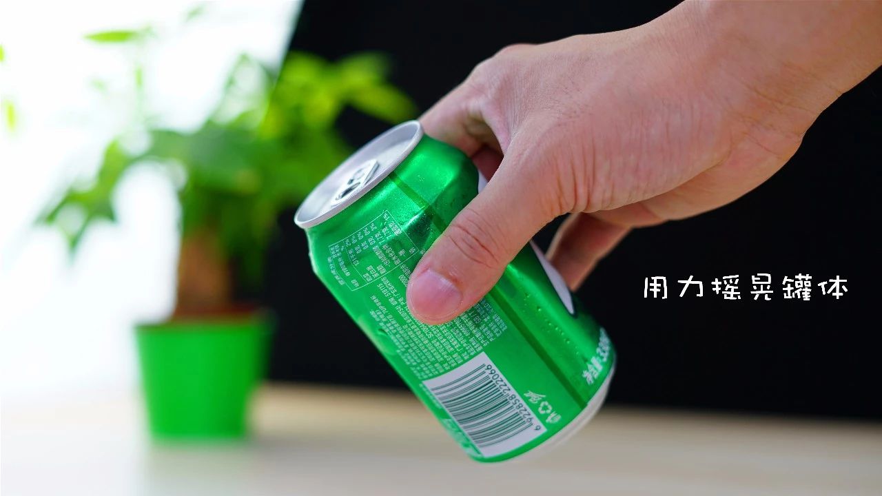 开雪碧怎样才不会喷出来？很简单，1个小动作就搞定