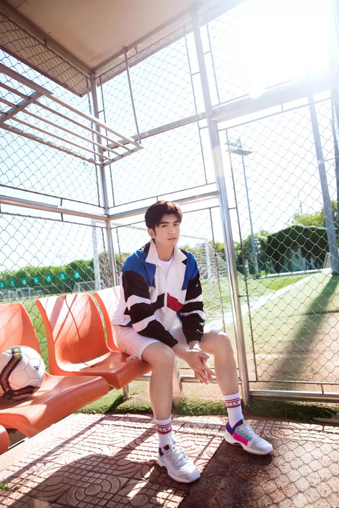 张云龙路透西装加足球,张云龙休闲帅照