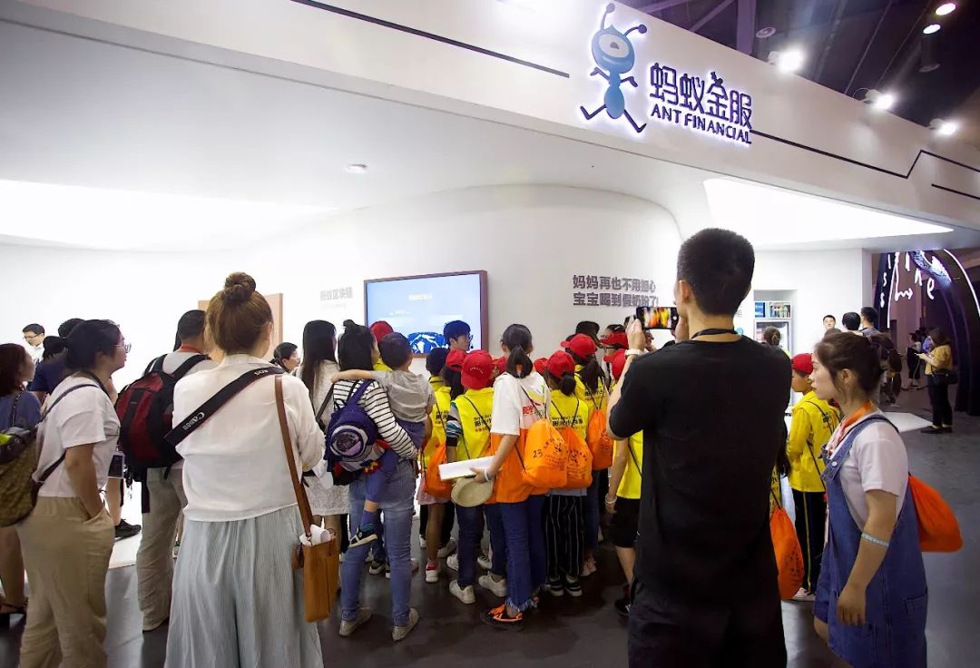 杭州人对未来的好奇心彻底爆发！10多万人在江边“看到了未来”！