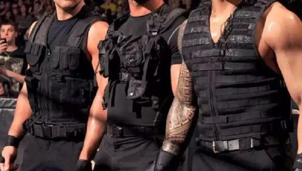 罗曼雷恩斯穿捍卫者防弹衣,wwe罗曼高光时刻