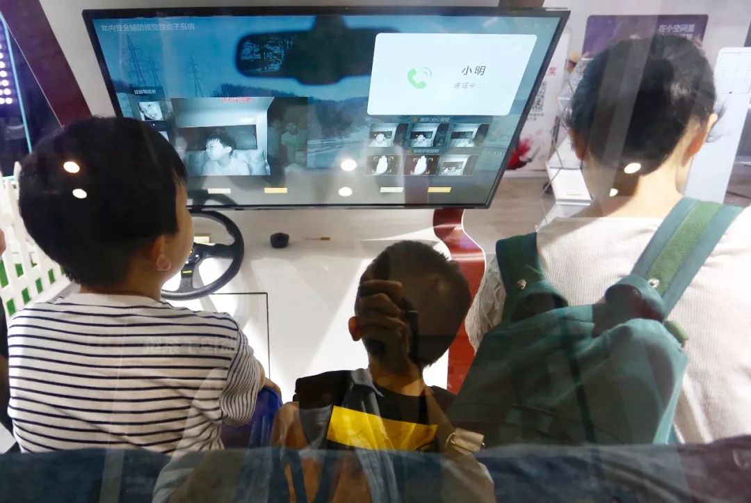 杭州人对未来的好奇心彻底爆发！10多万人在钱塘江边“看到未来”