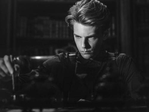 《暮光巴黎》百度云高清「HD1080p中英双字」