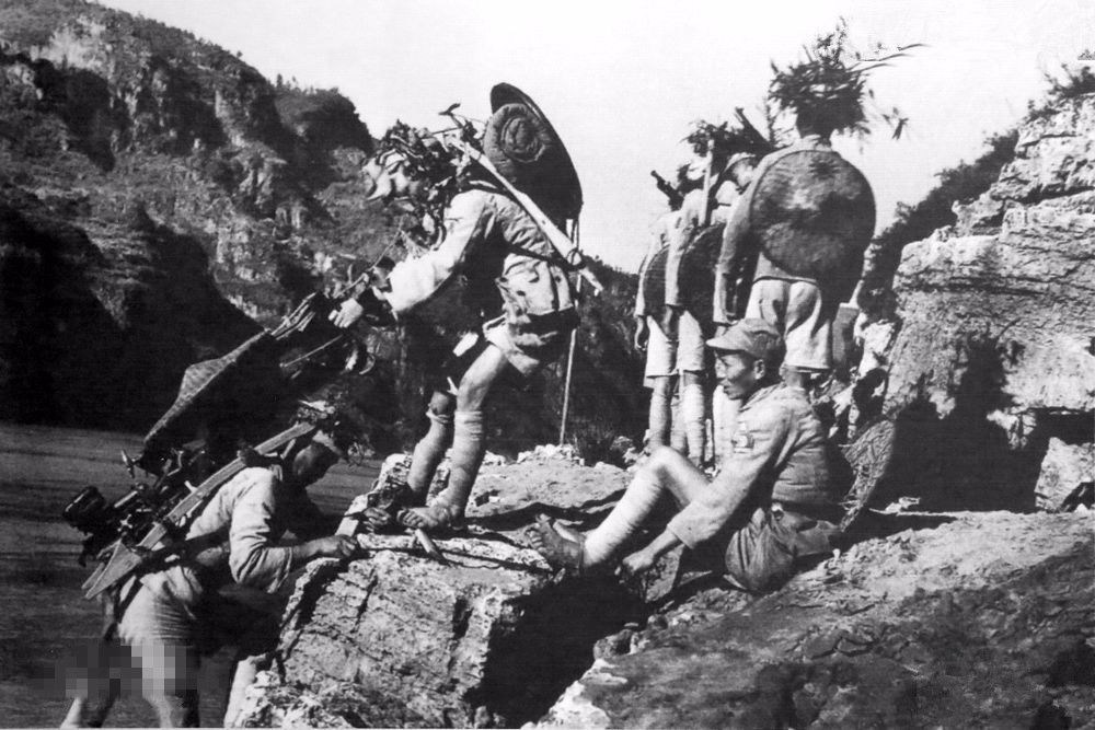 对川军死字旗的评价,川军出征时的死字旗