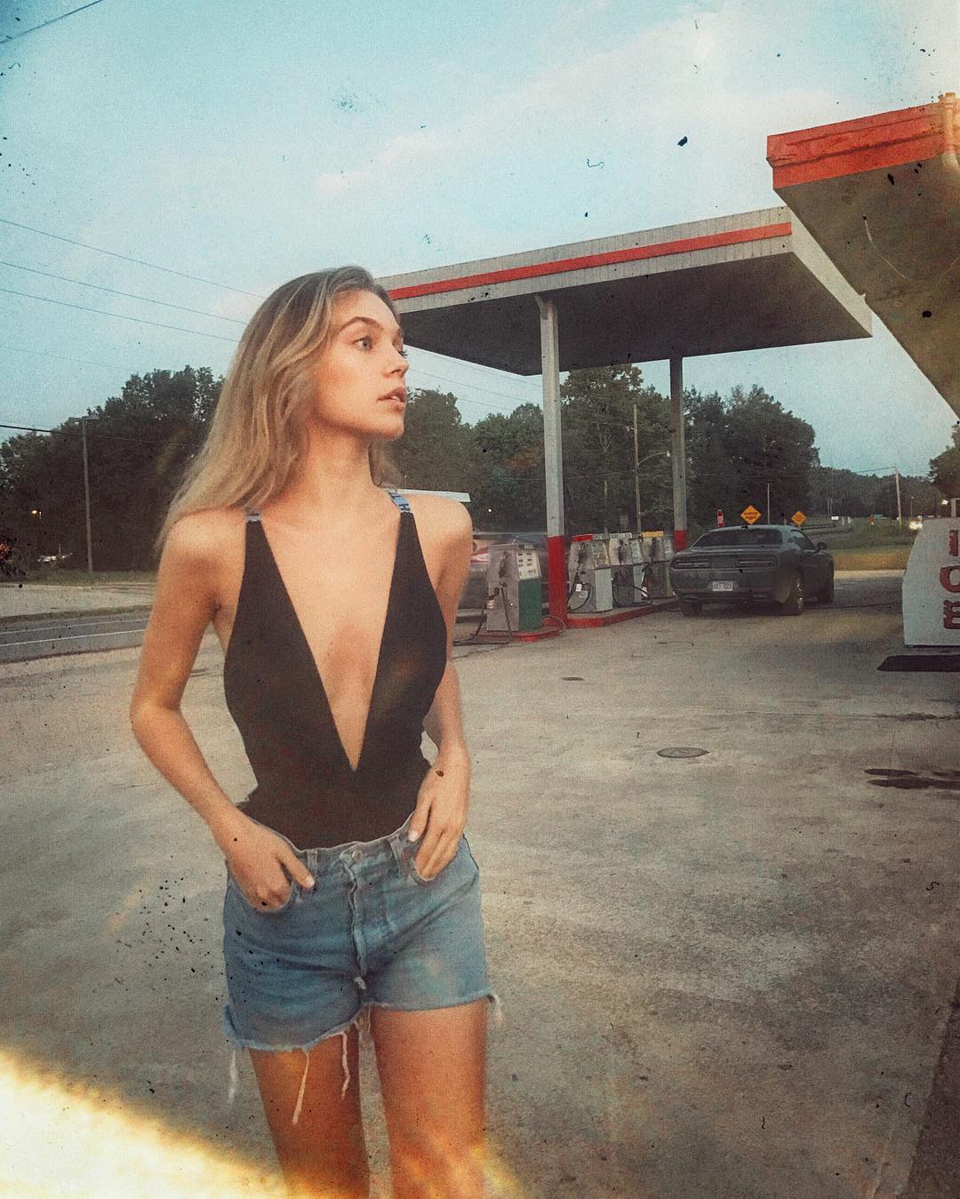 泳衣搭配紧身牛仔裤,休闲连体泳衣搭配紧身牛仔裤