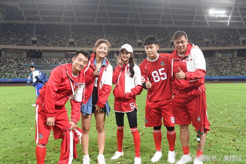 活力十足关晓彤化身足球宝贝,关晓彤化身足球宝贝助力世界杯