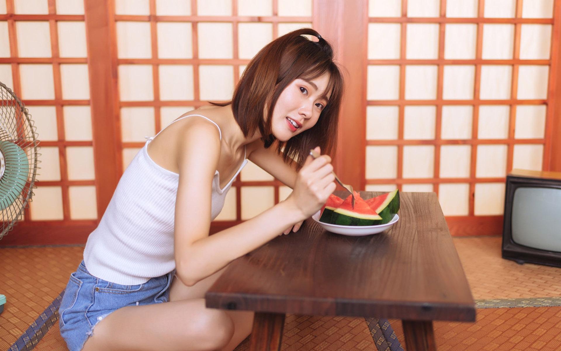 两性正确吸引男人的方式,两性之间怎么讨女人欢心