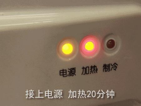 饮水机用的时间长了有脏东西,饮水机一打开就很多小蟑螂