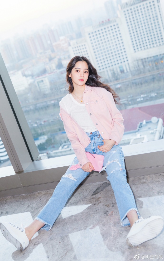 欧阳娜娜童年私照曝光,简直水蜜桃精转世,全身名牌这鞋太讲究了