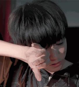 担心眼药水含防腐剂，大学教授用生理盐水润眼险失明