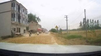 村民路上晒麦子致人死亡,村民路上晒粮食宝马打滑撞到人