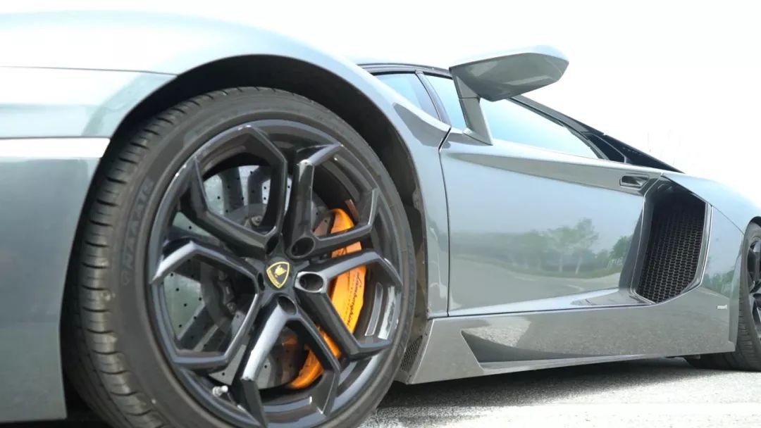 加速2.9秒的拖拉机，一脚油门一个鸡腿，一天租金一辆捷达