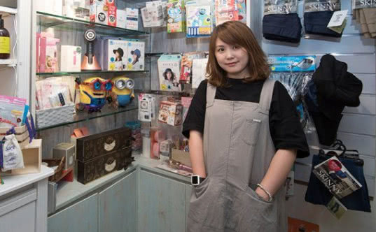 采访香港美女90后做外贸,80后的女记者