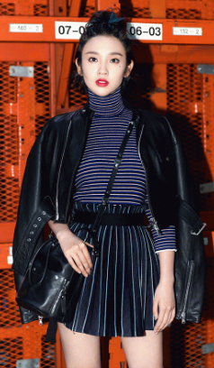 关晓彤穿百褶裙踢足球,关晓彤过膝靴穿搭