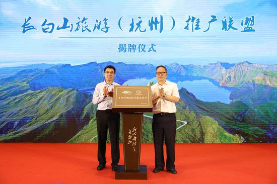 长白山天池和西湖,美丽而令人向往的长白山天池