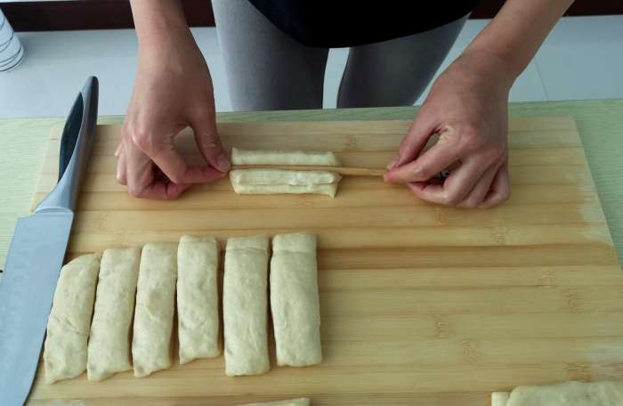 1碗面粉1个鸡蛋教你制作空心油条,1碗面粉2个鸡蛋教你做香甜酥脆