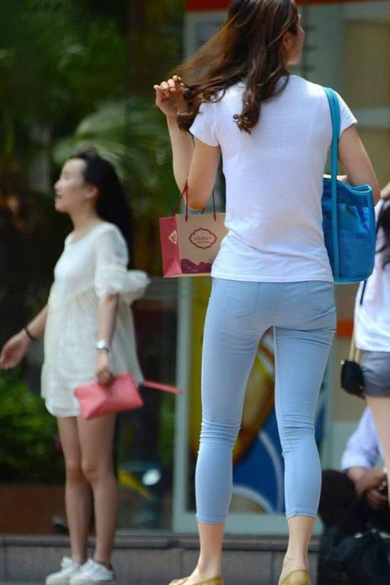 浅色t恤搭浅色牛仔裤 (浅色牛仔裤显胖吗)