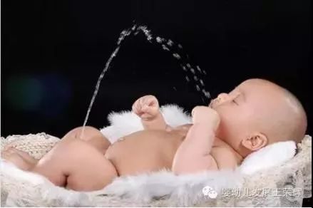 给宝宝换纸尿裤时发现不对,如何给宝宝换纸尿裤才能不腰疼