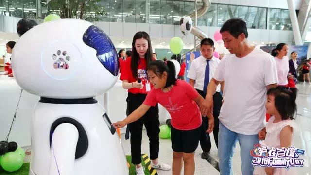 世界杯开幕人群组成球员踢球,百度世界杯活动