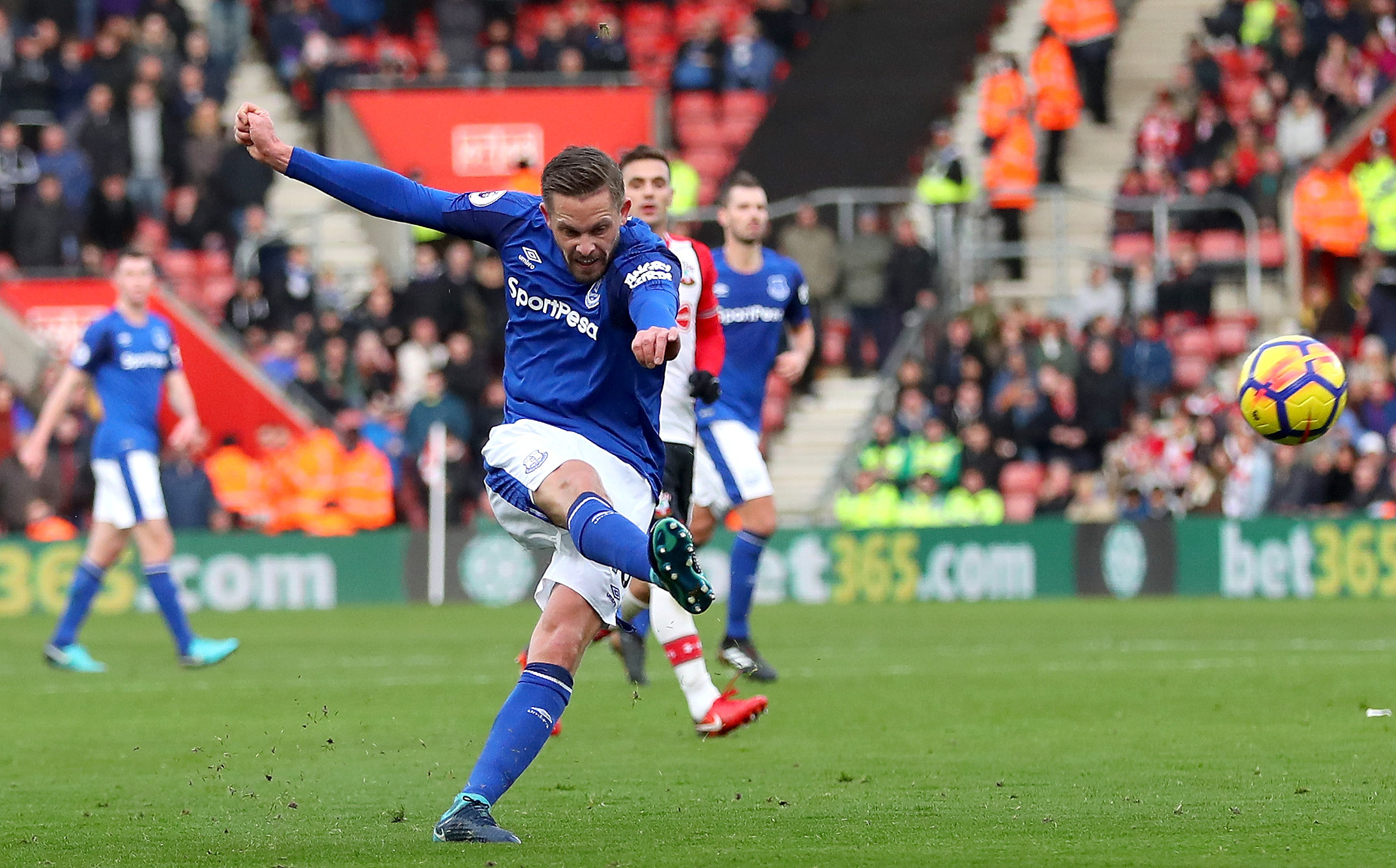 一分钟趣读冰岛队让*榴弹手**再飞一会……
