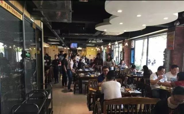 这家餐厅怎么做的如此火爆,这家餐厅的菜品丰富多样