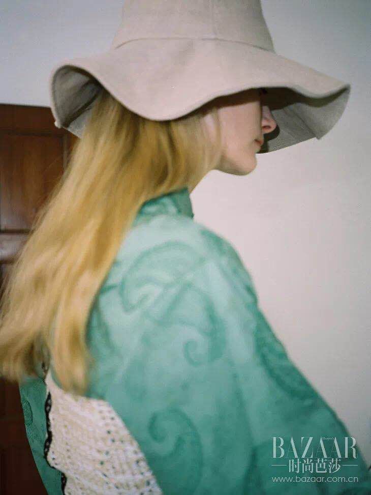 倪妮易烊千玺同框,又懒又想拍照