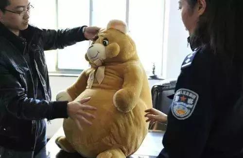 可笑又可怕，为了运毒，他们连小丁丁都不放过