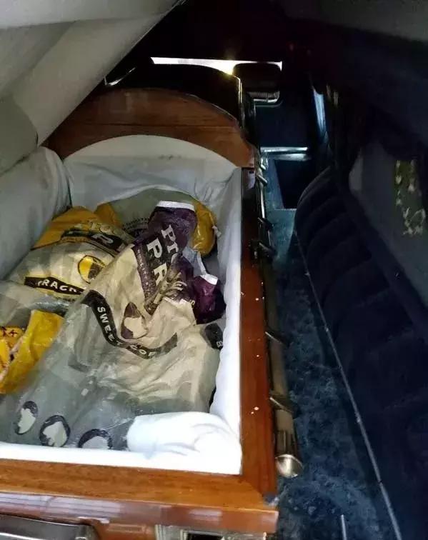 可笑又可怕，为了运毒，他们连小丁丁都不放过