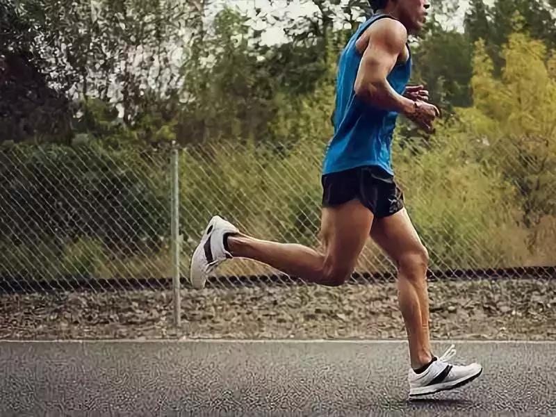 跑步时八字脚产生原因及纠正方法,跑步外八字步怎么纠正