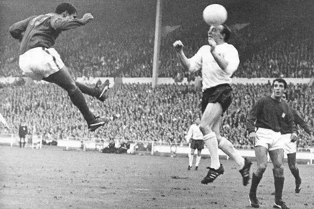 足球鞋是阿迪达斯好还是耐克的好,足球鞋阿迪和耐克的谁好